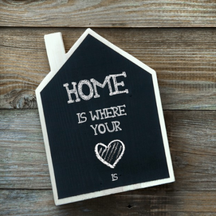 10 Nice Housewarming Gifts To Bring To Someone's House